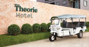 un golf cart parcheggiato di fronte a un hotel di Theorie Hotel Sukhumvit by Tolani - SHA Extra Plus a Bang Na
