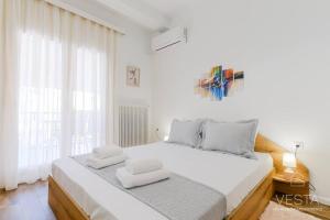 Tempat tidur dalam kamar di Fiorentino 2-bdrm Apartment, Vesta Philoxenia