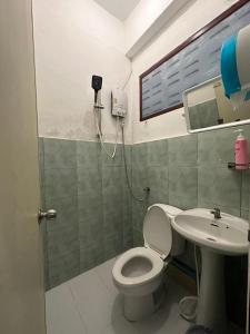 ein Bad mit einem WC und einem Waschbecken in der Unterkunft Hangover Hostel in Ko Phi Phi