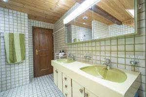a bathroom with two sinks and a mirror at Chasa Rontsch Madlaina in Scuol