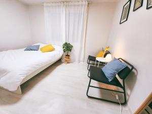 ソウルにあるRaumのベッドルーム1室(ベッド1台、テーブル、椅子付)
