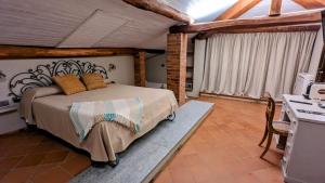 a bedroom with a bed and a desk in a room at Agriturismo Peq Agri-Resort Tovo in Tovo San Giacomo