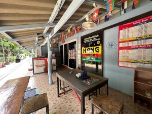 ピピ島にあるHangover Hostelのテーブル付きのレストランと壁にメニューを用意しています。
