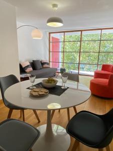 - un salon avec une table et des chaises dans l'établissement Corbusier, à Marseille