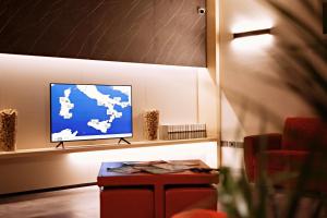 A television and/or entertainment centre at Hotel Franciacorta