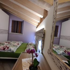 una habitación con dos camas y un espejo en Al Dos, en Livigno