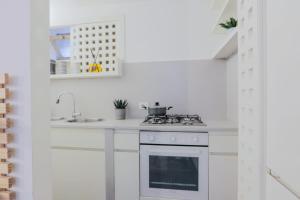 cocina blanca con fogones y fregadero en FIERA Milano-City LIFE FREE PARKING Villa Anglia' s Bridge, en Milán