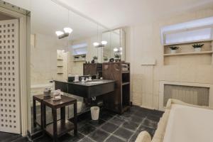 FIERA Milano-City LIFE FREE PARKING Villa Anglia' s Bridge في ميلانو: حمام مع حوض وحوض استحمام