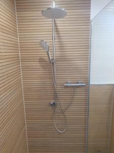 メトラッハにあるFerienwohnung Pascaleのバスルーム(シャワー、シャワーヘッド付)が備わります。