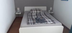 メトラッハにあるFerienwohnung Pascaleのベッド(毛布、バッグ付)