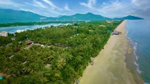 una vista aérea de la playa y del océano en Lang Co Beach Resort, en Lang Co