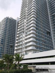 un grand immeuble en face de deux grands bâtiments dans l'établissement BALI TOWER AZURE NORTH RESIDENCES, à Lagundi