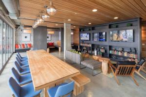 uma sala de jantar com uma mesa de madeira e cadeiras azuis em Shaw Studio w Gym WD nr Metro U St Bars WDC-351 em Washington