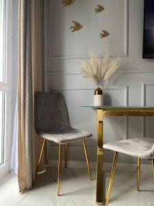 une salle à manger avec une table et une chaise dans l'établissement Gold Glamour Apartment Sopot z dwoma sypialniami, duzy balkon, à Sopot