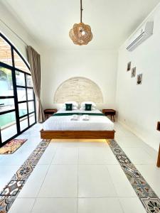 1 dormitorio con cama grande y ventana grande en Sampai Villa Santiva en Pedes