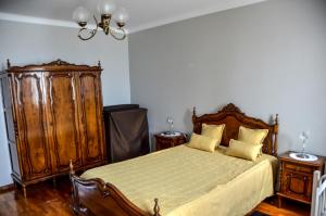 a bedroom with a bed and two night stands at Alminhas House in Alapela