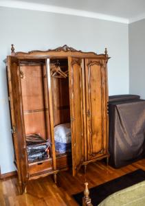a wooden cabinet with a bed inside of it at Alminhas House in Alapela