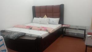 a small bedroom with a bed and a night stand at Super luxury apartments in Mingāora