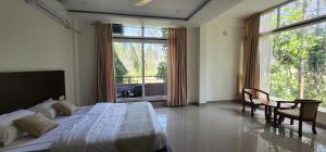 Ένα ή περισσότερα κρεβάτια σε δωμάτιο στο Mazra Retreat, Coorg Kushālnagar