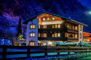 un hotel in montagna di notte di Alpenhaus Monte a Neustift im Stubaital