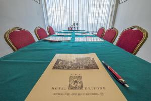 una stanza con un tavolo con un libro sopra di Grifone Hotel Ristorante a Perugia