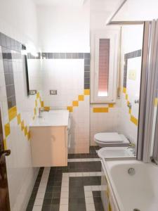 a bathroom with a sink and a toilet at White Sea - Luminoso Appartamento a 200mt dal mare in Spadafora