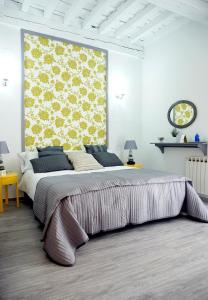 Alojamiento EntreHoces في كوينكا: غرفة نوم بسرير كبير عليها لوحة كبيرة على الحائط