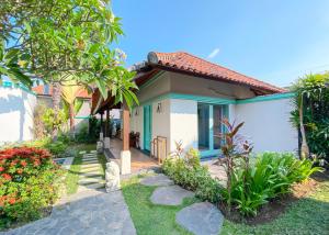 a house with a pathway leading to it at Villa Savannah in Canggu