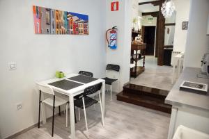 a kitchen and dining room with a table and chairs at Alojamiento EntreHoces in Cuenca