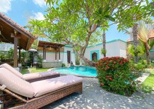 a backyard with a swimming pool and a villa at Villa Savannah in Canggu