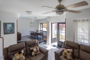 ein Wohnzimmer mit 2 Sofas und einem Deckenventilator in der Unterkunft 3BR House - Parking - Pool - 15 min walk to Beach in Mogán