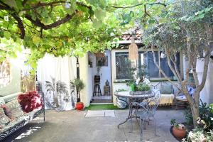 una veranda di una casa con tavolo e sedie di Studio Cosy " La Tarente Dorée " a Fréjus