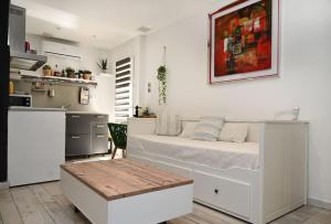 una camera da letto con un letto e una cucina di Studio Cosy " La Tarente Dorée " a Fréjus