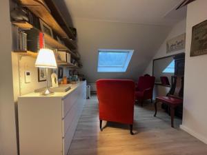 cocina con silla roja en una habitación en Villa Omaha, en Saint-Laurent-sur-Mer