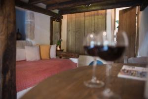 un bicchiere di vino seduto su un tavolo in una stanza di Abramis Rooms a Mitáta