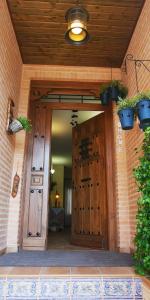 einen Eingang zu einem Haus mit einer Holztür in der Unterkunft La Cervantina in La Solana