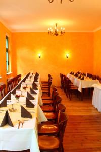 una fila de mesas y sillas en un restaurante en Landgasthof Rieben, en Beelitz