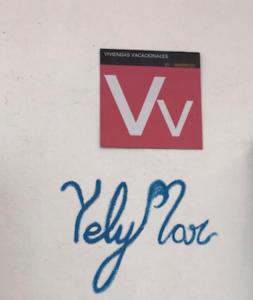 una señal en una pared blanca con escritura en ella en VV YELYMAR. PLAYA DE ALOJERA en Alojera