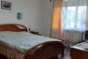 um quarto com uma cama e uma janela em House in Leskovik em Leskovik