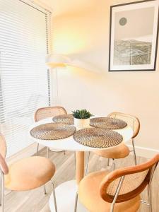 ダブリンにあるLuxury Apartment Top Location RDS, Aviva 5 min walkのテーブルと椅子、窓が備わる客室です。