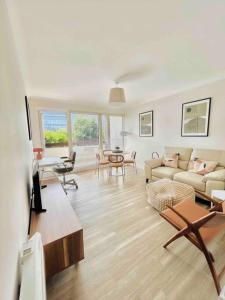uma sala de estar com um sofá e uma mesa em Luxury Apartment Top Location RDS, Aviva 5 min walk em Dublin