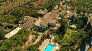 an aerial view of a house with a swimming pool at Case Di Latomie in Castelvetrano Selinunte