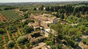 een luchtzicht op een groot landgoed met bomen bij Case Di Latomie in Castelvetrano Selinunte