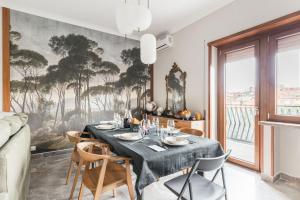 - une salle à manger avec une table et des chaises dans l'établissement Dalia's Place, à Rome