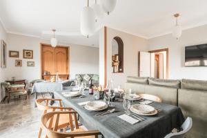 - une salle à manger avec une table et un canapé dans l'établissement Dalia's Place, à Rome