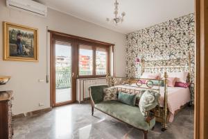 - une chambre avec un lit, une chaise et une fenêtre dans l'établissement Dalia's Place, à Rome