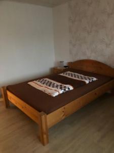 een slaapkamer met twee bedden in een kamer bij Ferienwohnungjahrsfeld in Straßenhaus