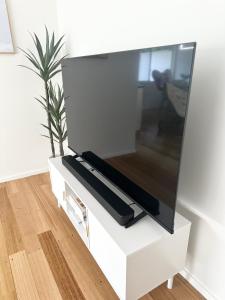 En TV eller et underholdningssystem på T-Haus