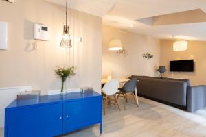 A television and/or entertainment centre at INSIDEHOME Apartments - La Casita de Montse