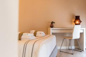 A bed or beds in a room at INSIDEHOME Apartments - La Casita de Montse